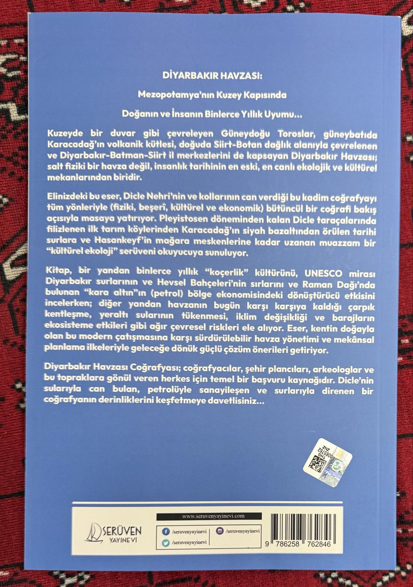ahmetyildirihdp's tweet photo. Değerli akademisyen arkadaşım Sabri Karadoğan ile birlikte Y.Mezopotamya’daki  yaklaşık 25 yıllık saha/arazi çalışmalarımızı son 1,5 yıllık yoğun bir derleme süreci sonucunda 3 kitabı;
• Karacadağ,
• Diyarbakır Havzası,
• Mardin (Turabdin) platosu 
 olarak yayına çıkarmış bulunuyoruz. Bu kitap dizimizin bölgenin fiziki ve beşerî coğrafya özellikleri ile ilgili temel referans eser olacağı ve bu alandaki önemli bir açığı kapatacağı inancını taşıyoruz. 

Bu saha ile ilgili çalışmalarımızı;
• Urfa-Antep Platosu,
• Güneydoğu Toroslar Sistemi 
kitapları ile yıl sonuna kadar tamamlamayı murad ediyoruz.

# Yukarı Mezopotamya 
# Diyarbakır havzası 
# Karacadağ 
# Mardin-Midyat-Turabdin