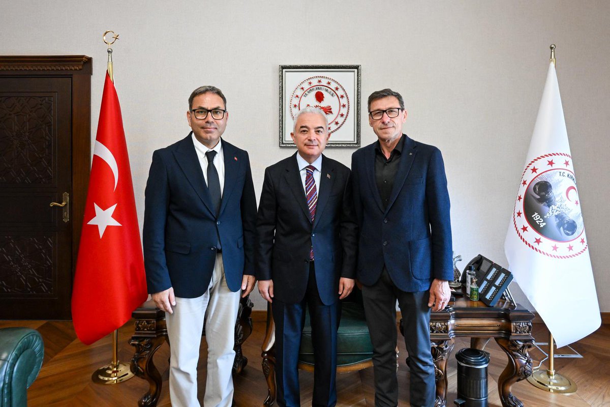 valikirklareli's tweet photo. Valimiz Sayın Uğur Turan, İl Kültür ve Turizm Müdürü Veli Şen ile birlikte, UNESCO Yaşayan İnsan Hazinesi ve Somut Olmayan Kültürel Miras Taşıyıcısı Özcan Abacı’yı Valilik Makamında kabul etti.

Gerçekleşen ziyaretten duyduğu memnuniyeti dile getiren Sayın Valimiz, geleneksel el sanatlarının ve somut olmayan kültürel mirasın korunarak gelecek nesillere aktarılmasının büyük önem taşıdığını ifade etti. Kültür ve Turizm Bakanlığınca “Yaşayan İnsan Hazinesi” unvanına layık görülen Özcan Abacı’nın, geleneksel talika, fayton ve tarım aletlerinin ahşap minyatürlerini aslına uygun şekilde üreterek kültürel değerlerimizin yaşatılmasına önemli katkılar sunduğunu belirten Sayın Valimiz, bu kıymetli çalışmalarından dolayı kendisine teşekkür ederek başarılarının devamını diledi.

Sayın Valimiz, değerli konuklarına nazik ziyaretleri dolayısıyla teşekkür etti.