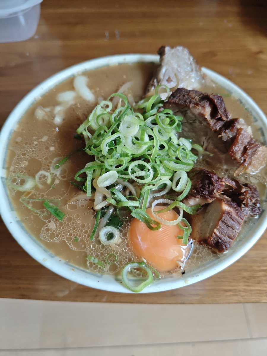 tdhk1122's tweet photo. 六等星が今行けないので足を伸ばしてて２丁目ラーメンへ。美味い。店員さんの雰囲気も良き。お持ち帰りの自家製麺を自宅でラーメンやら油そばに。家で食べれて幸せです！
#六等星　#２丁目ラーメン https://t.co/6FQKjqDWS5