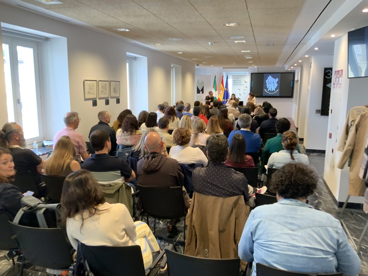 MemorialVT's tweet photo. “Buscábamos que nuestros alumnos hablasen de estos temas en casa, con sus padres”

Laura Vila profesora @ColeNazareth cuenta la experiencia del cómic realizado con testimonios en V Jornadas Memoria y Prevención del Terrorismo.

🅾️@educaINTEF+@interiorgob+@educaciongob+@MemorialVT https://t.co/f5xQx5XuBW