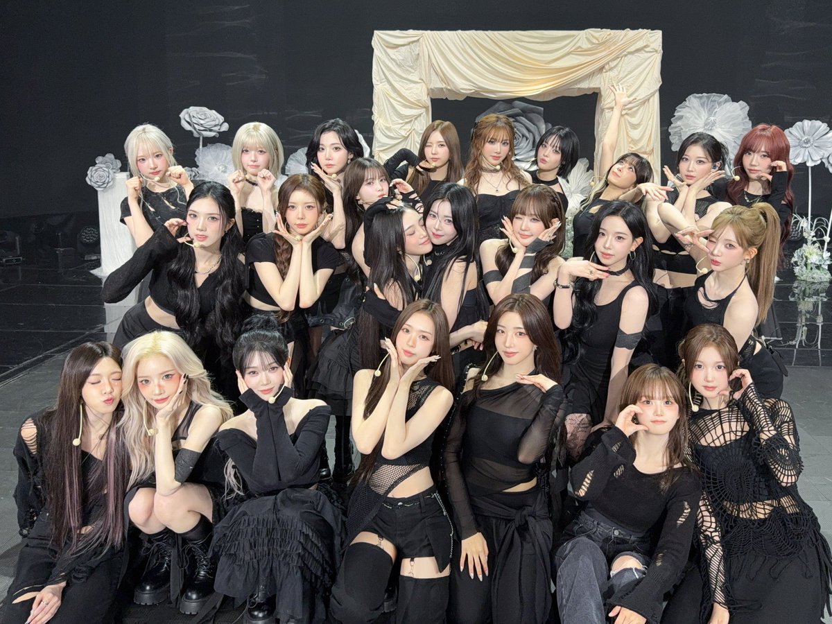 natsunattoz's tweet photo. These outfits are one for the history book https://t.co/NxCrBWAQnT