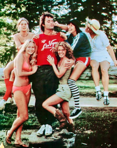 nagi_notes's tweet photo. Meatballs(1979) 원작은 빌 머레이가 SNL 크루로 출연하다 첫 주연을 맡았던 온타리오 여름 캠프장 배경의 영화예요! 당시 작품 속 빌의 코미디 애드립이 엄청나서 대박을 쳤었습니다.  
또 여기서 짧은 반바지를 입었던 게 화제가 되서 로비한테 얼마나 짧게 입을 거냐 농담한 거고요 https://t.co/WhKPa9pJFb