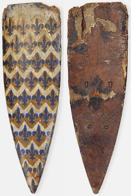 TerraNormandia's tweet photo. Le bouclier normand en forme d'amande est une innovation majeure qui marqua une rupture avec le bouclier rond viking traditionnel. Sa forme permettait de protéger le cavalier des épaules jusqu'aux genoux tout en pouvant être porté horizontalement pour protéger le flanc du cheval. Il devint aussi la toile idéale pour afficher les armoiries familiales. C'est ainsi que naquit l'héraldique médiévale. #Normandie #Histoire #MoyenAge #Bouclier
