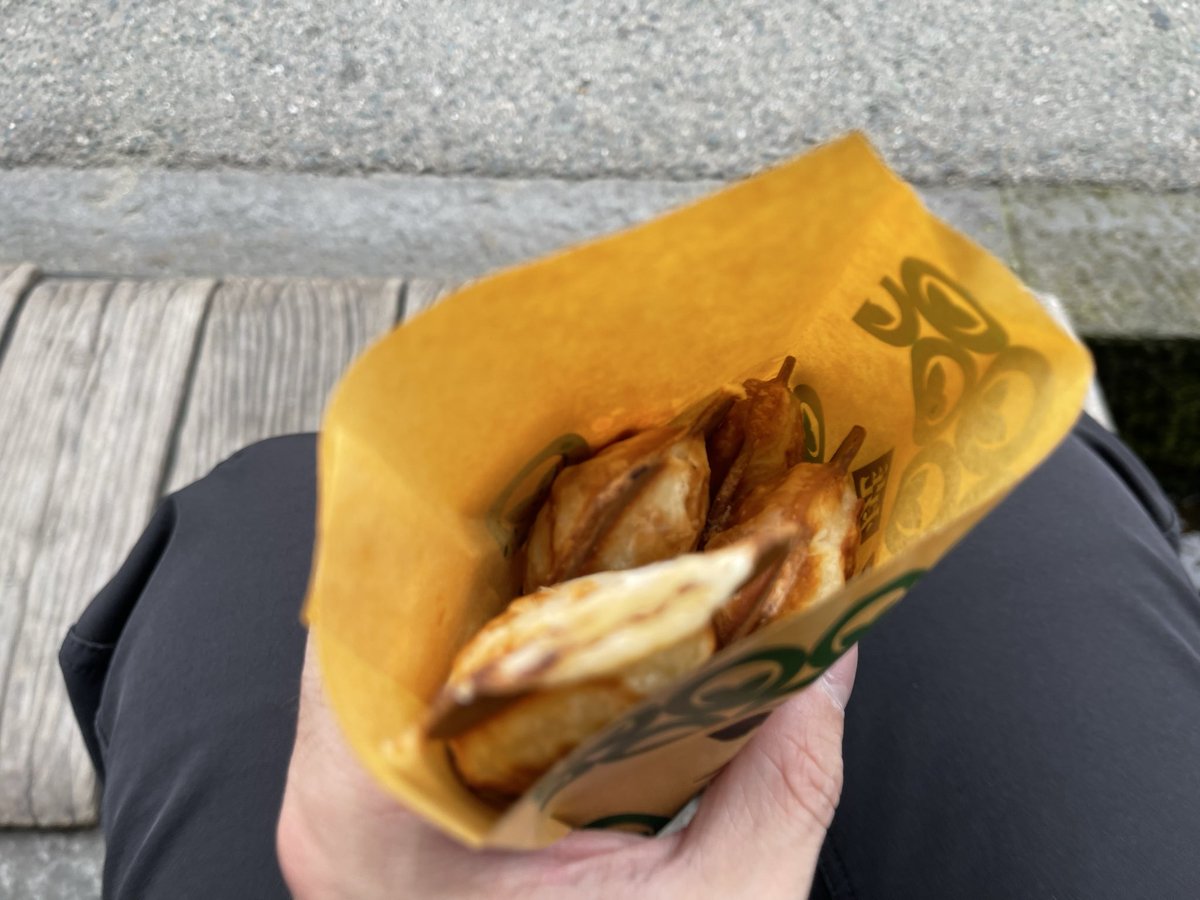 emepata's tweet photo. いつもの店休みで豪華になってしまった朴葉味噌焼き😅
ちっちゃいたい焼きも食べやすくて良いね https://t.co/oDsLoTkTtF