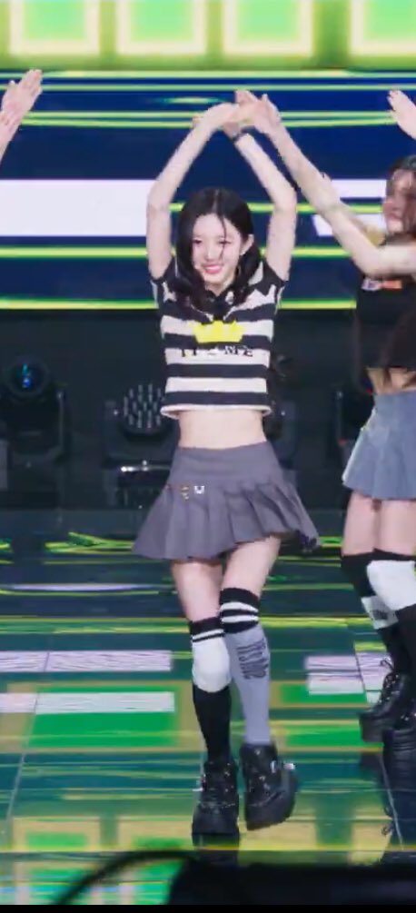 lattescals's tweet photo. Oh god she’s even thinner than Moka now https://t.co/X18f56tAdA