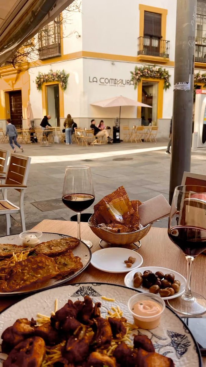Dea_rBoss's tweet photo. Sevilla looks like it was built for people who know how to live https://t.co/ecQVLBnkfR