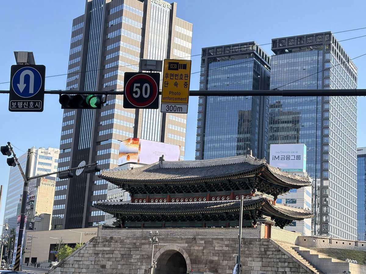 b_frower's tweet photo. 南大門近くの「ジョジョカルグクス」で海鮮チヂミをいただいた。噂ほどでは…。その後メガコーヒーで「ブルーレモネード」を。これは美味しい😋
そして毎日のルーティンでビール🍺。 https://t.co/WyVZpc6Tci