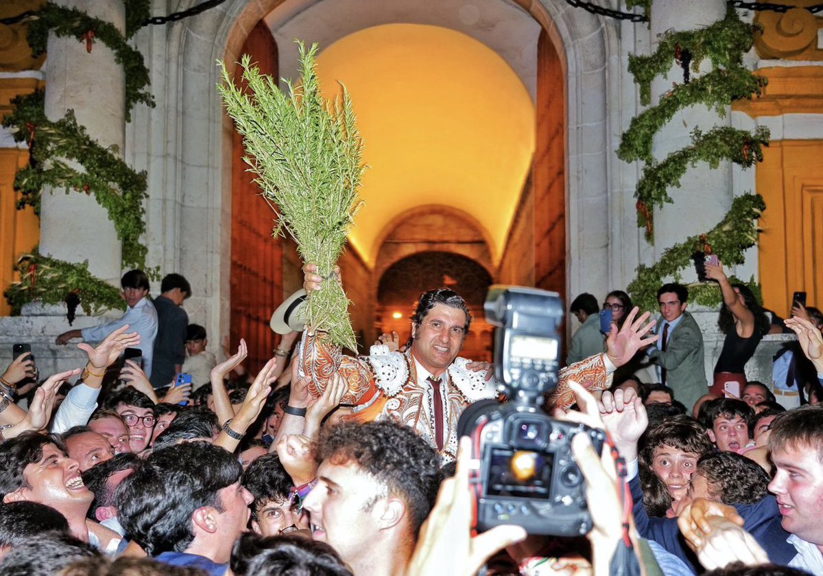 JBAYORT's tweet photo. Como en todas las puertas del Príncipe, hay debate sobre la autenticidad de esta de Morante de la Puebla. El problema es que ha malacostumbrado tanto a la afición, haciendo de la excepción norma, que hay quien incluso no cree estar viendo algo que jamás ha visto ni posiblemente volverá a ver. 

Mi problema es aún mayor: cuanto más veo a Morante, más exigente soy con los demás.

📸 @LancesMaestranz @SalvaLpezMedina