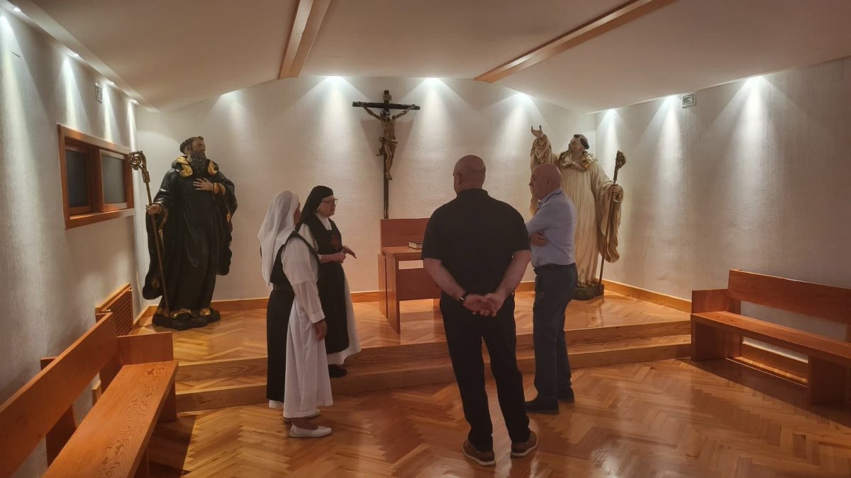 Moralzarzal's tweet photo. José Mª Moreno y Carlos Hernando visitaron el Monasterio de las Monjas Calatravas para admirar las esculturas barrocas de #Churriguera, declaradas #BIC.
Nuestro agradecimiento a la Madre Crescenta y a toda la comunidad por su labor de conservación. 👏📜
🔗 https://t.co/5TYgbjp8kW https://t.co/WMUDjq8Dur
