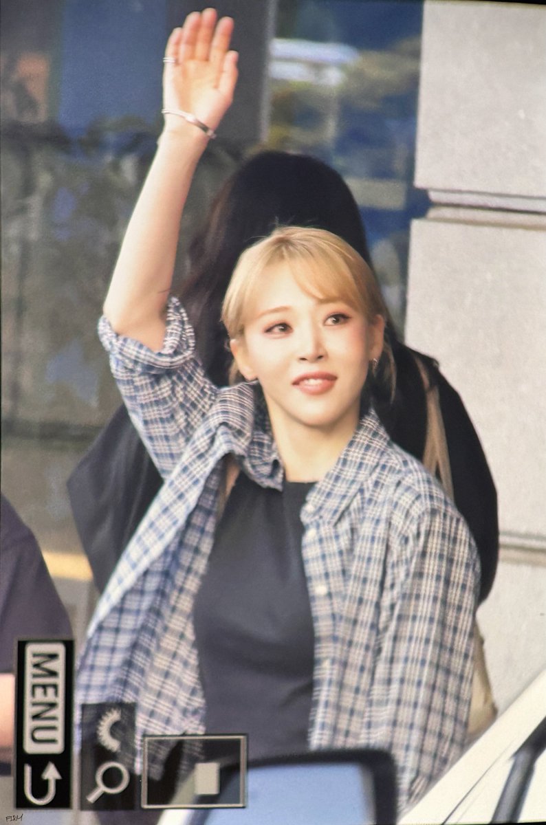 firmstarchaser's tweet photo. 260605 KBS뮤직뱅크 퇴근

#마마무 #MAMAMOO #문별 #MOONBYUL https://t.co/qV1LdnVrtz