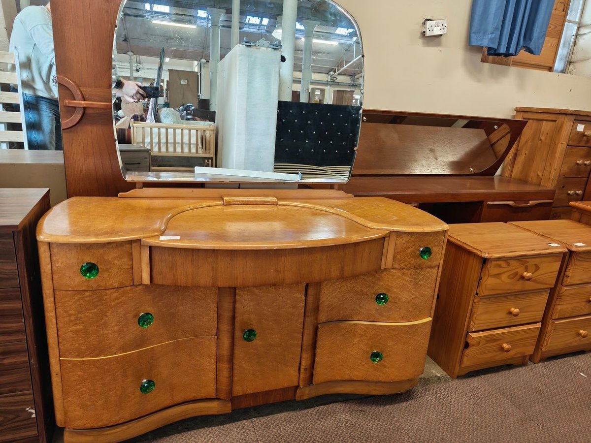 TaysideReUsers's tweet photo. Dressing table featuring my disembodied hand holding a phone. https://t.co/ExZVqD3MhY https://t.co/TYarNUz7fT