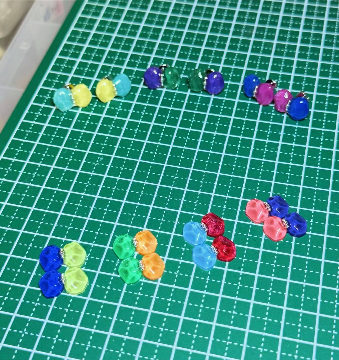 Nagi4682's tweet photo. 受注販売予定の
鉱石風リボンピアス制作中🎀💎
カラーバリエーション増やし中です✨
ピアス・イヤリング対応予定！
みなさんは何色が好きですか？😊

#レジン #ハンドメイド #minne #鉱石 #リボン #ピアス https://t.co/R1vGYMPItk