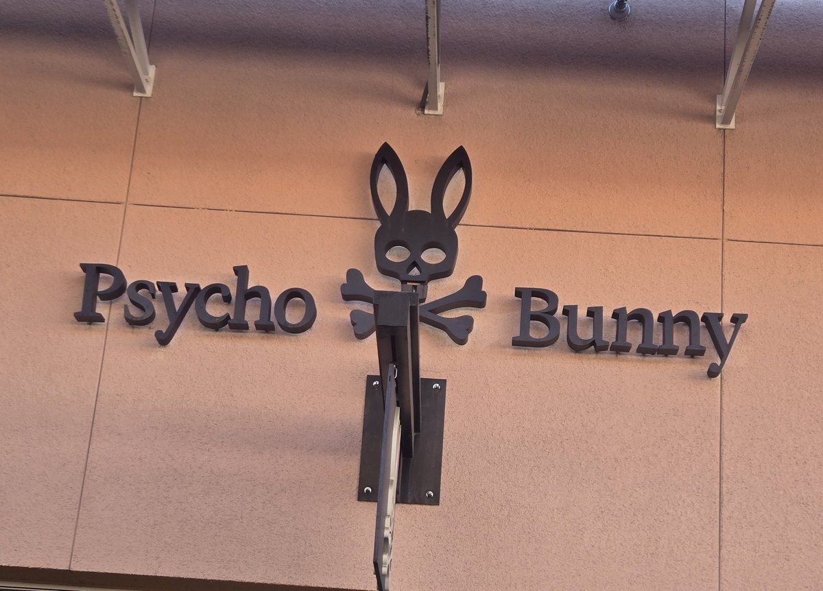 PChaz99's tweet photo. remember taking a picture of this building at the outlet mall downtown and just reminded me of lohen. https://t.co/9j7nl7hGak