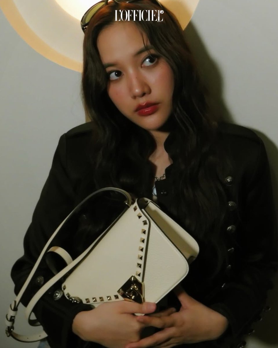 LOfficielThai's tweet photo. #LOfficielPickOne ฟรีน สโรชา เติมลุคแจ็กเก็ตหนังและยีนส์เดนิมด้วย #Valentino Garavani Rockstud Small Shoulder Bag in Grainy Calfskin กระเป๋าประดับหมุด Rockstud ซิกเนเจอร์ ที่ช่วยเพิ่มความโดดเด่นให้ลุคอย่างลงตัว

#LOfficielThailand
#Rockstud
#srchafreen https://t.co/MvDmgYTSEG
