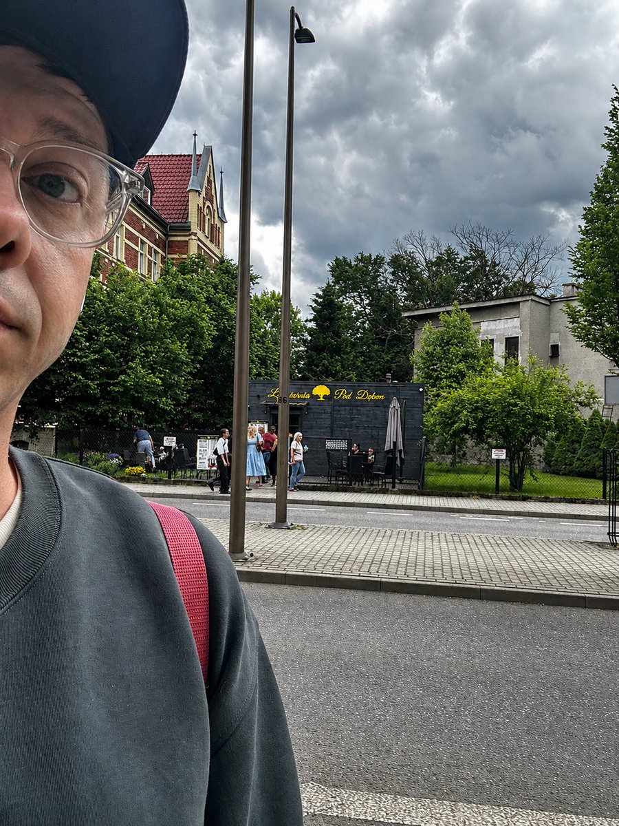 bartekryt's tweet photo. Jesteśmy na miejscu z naszą redakcją, obserwujemy lewackie bojówki szykujące się do rzucania kamieniami w dzieci z czerwonymi paskami na świadectwach https://t.co/Ie6KHIpWhp