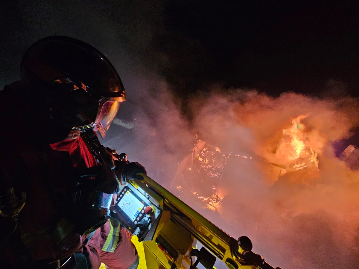 Pompiers60's tweet photo. #Intervention | Feu d'immeuble d'habitation lieu-dit Le Tillolet à Autrêches

Au plus fort de cette intervention qui a mobilisé 45 #Pompiers60 cette nuit, ce sont 5 lances qui ont été mises en œuvre pour venir à bout des flammes et préserver une partie du bâtiment. https://t.co/PdSfIDm70w