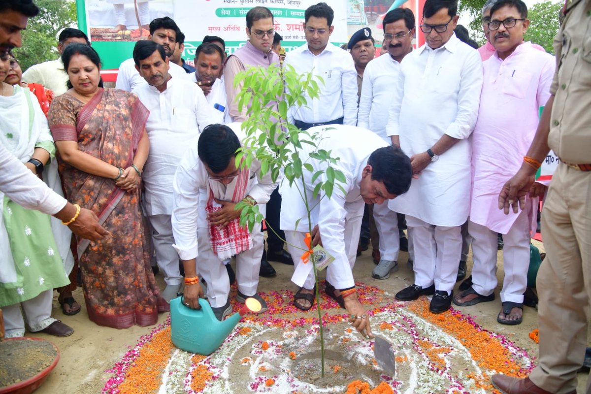 aksharmaBharat's tweet photo. आज विश्व पर्यावरण दिवस के अवसर पर अपने प्रभारी जिले जौनपुर स्थित पुलिस लाइन परिसर में 'एक पेड़ मां के नाम' अभियान के तहत पौधारोपण किया।

आप भी इस अभियान से जुड़ें और अपनी मां के प्रति श्रद्धा व्यक्त करते हुए एक पेड़ अवश्य लगाएं और पर्यावरण संरक्षण में अपना योगदान दें।

#WorldEnvironmentDay
