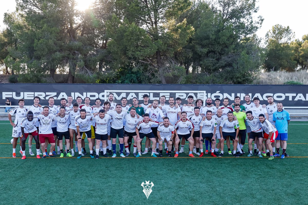 AlbaceteBPSAD's tweet photo. La familia del Alba 🤍

La familia de Twitter ABP 🫶🏼 https://t.co/BIe7BXbHrL