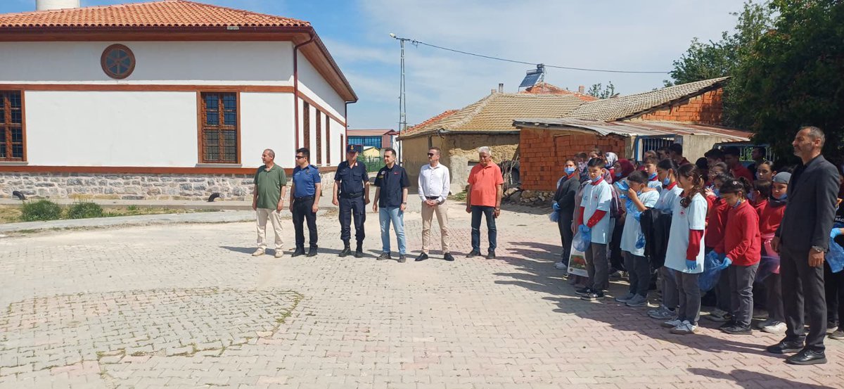 TC_Huyuk's tweet photo. 🌿 Daha temiz bir çevre, daha güzel bir gelecek için el ele…

5 Haziran Dünya Çevre Günü kapsamında, Kaymakamlığımızın koordinasyonunda Tolca Mahallemizde çevre temizliği yarışması düzenlendi. https://t.co/Cuj4solnUU