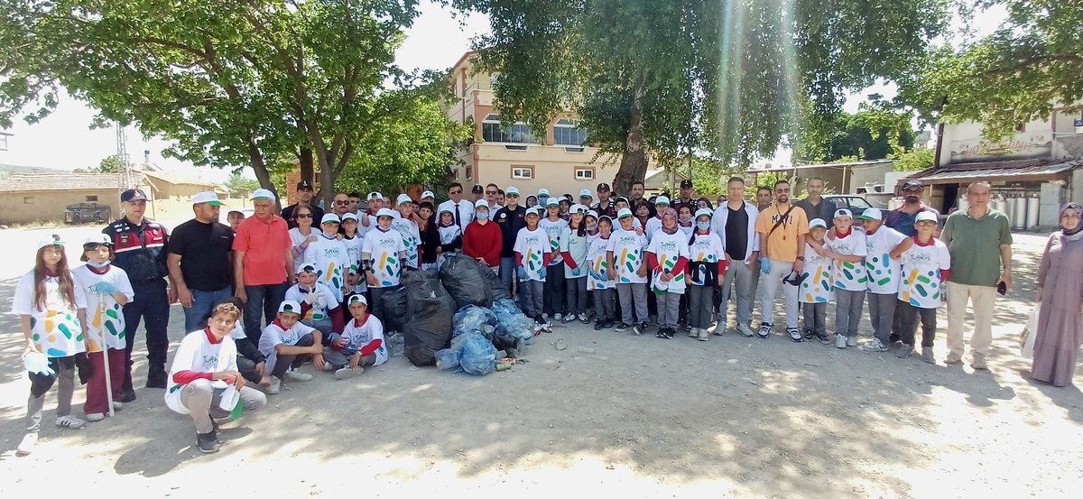 TC_Huyuk's tweet photo. 🌿 Daha temiz bir çevre, daha güzel bir gelecek için el ele…

5 Haziran Dünya Çevre Günü kapsamında, Kaymakamlığımızın koordinasyonunda Tolca Mahallemizde çevre temizliği yarışması düzenlendi. https://t.co/Cuj4solnUU