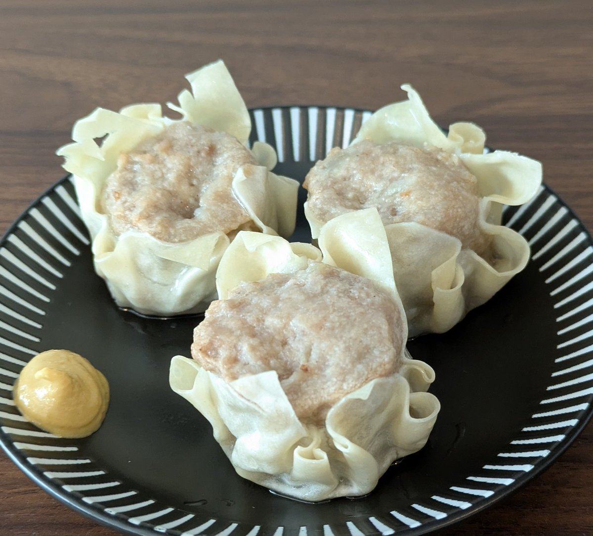 KBarlive's tweet photo. 【スポット メニュー】
大粒シュウマイ

豚肉たっぷりのボリュームある一品！

一口かじった時の満足感、濃厚ジューシーで食べ応えあります！

肉の旨味と脂のコクを感じてください！

数に限りがあるので、お早めにどーぞ！

#熊本並木坂BAR #大粒シュウマイ #おつまみ #限定おつまみ #Food https://t.co/KazOEn6bZY