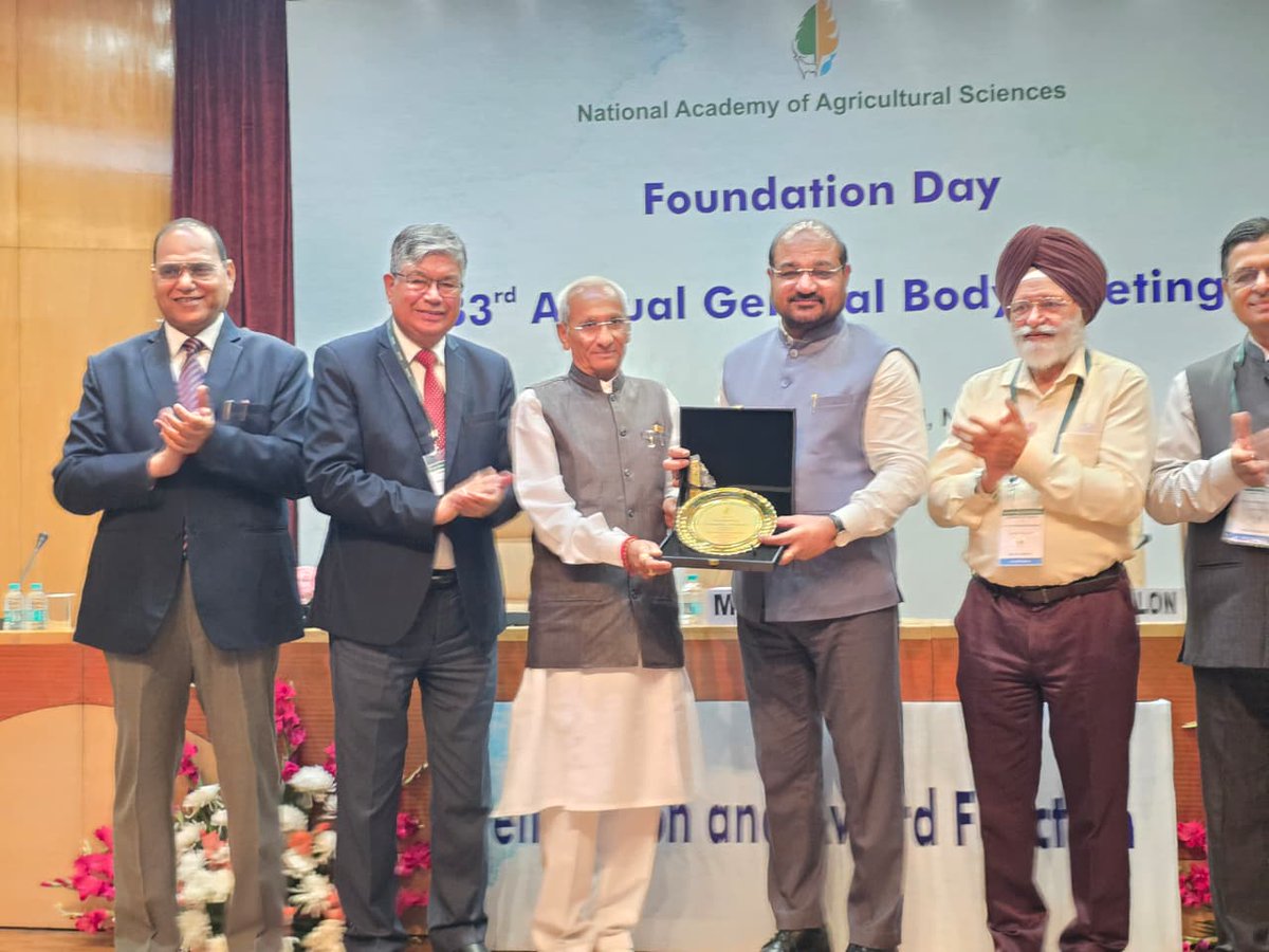 IFFCO_Coop's tweet photo. भारतीय कृषि एवं सहकारिता जगत के लिए गौरव का क्षण।

इफको के अध्यक्ष माननीय श्री दिलीप संघाणी जी को 5 जून 2026 को NAAS (National Academy of Agricultural Sciences) के स्थापना दिवस एवं 33वीं वार्षिक महासभा के अवसर पर प्रतिष्ठित NAAS Industrist Award से सम्मानित किया गया।

अमेरिका प्रवास पर होने के कारण यह सम्मान उनकी ओर से अमरेली जिला सहकारी खरीद-बिक्री संघ के अध्यक्ष श्री जयंतीभाई पानसुरिया ने ग्रहण किया।

यह प्रतिष्ठित सम्मान कृषि, सहकारिता एवं किसान सशक्तिकरण के क्षेत्र में श्री दिलीप संघाणी जी के दूरदर्शी नेतृत्व, समर्पण तथा उल्लेखनीय योगदान का प्रमाण है। उनके नेतृत्व में सहकारिता आंदोलन और भारतीय कृषि को नई दिशा एवं ऊर्जा प्राप्त हुई है।

इस गौरवपूर्ण उपलब्धि पर माननीय श्री दिलीप संघाणी जी को हार्दिक बधाई एवं शुभकामनाएं।

#DileepSanghani #IFFCO #NAASAward #Cooperation #IndianAgriculture #Farmers #NAAS 

@Dileep_Sanghani @MinOfCooperatn