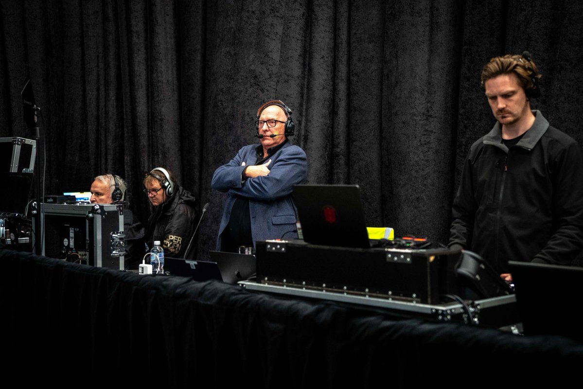 dmflower's tweet photo. I’ve got 2 headsets on so listen up. https://t.co/AkzZYxEvjx