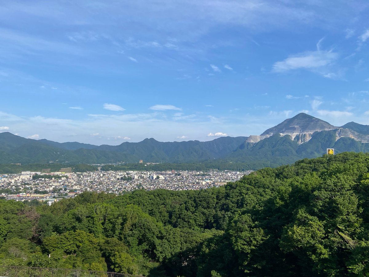 hideki_tk2009's tweet photo. ここから眺める秩父がすごく大好き。
武甲山でかいな、あそこが矢尾百貨店だ、じばさんセンターだ、とか。
ただここに来ると、ずっと「旅立ちの日に」がかかってるので、
特に悲しくなかったのに、結果的になんか泣いてしまう💦

#秩父ミューズパーク https://t.co/USNuPepBCW