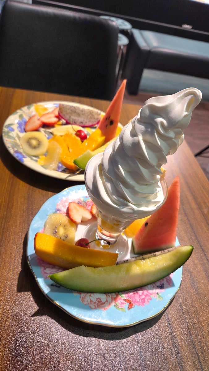 blust968's tweet photo. 気になってたフルーツカフェに行ってみました！
.
プリンアラモードが売り切れだったので、 #フルーツ を頼んで、 #ソフトクリーム をモリモリにして遊んでみたよ♪
.
どのフルーツも甘くて美味しかったです😋
.
#大阪 #堺筋本町
#フルーツファームフラン
#果物 #カフェ #パーラー
#スイーツ https://t.co/w443P3El5d