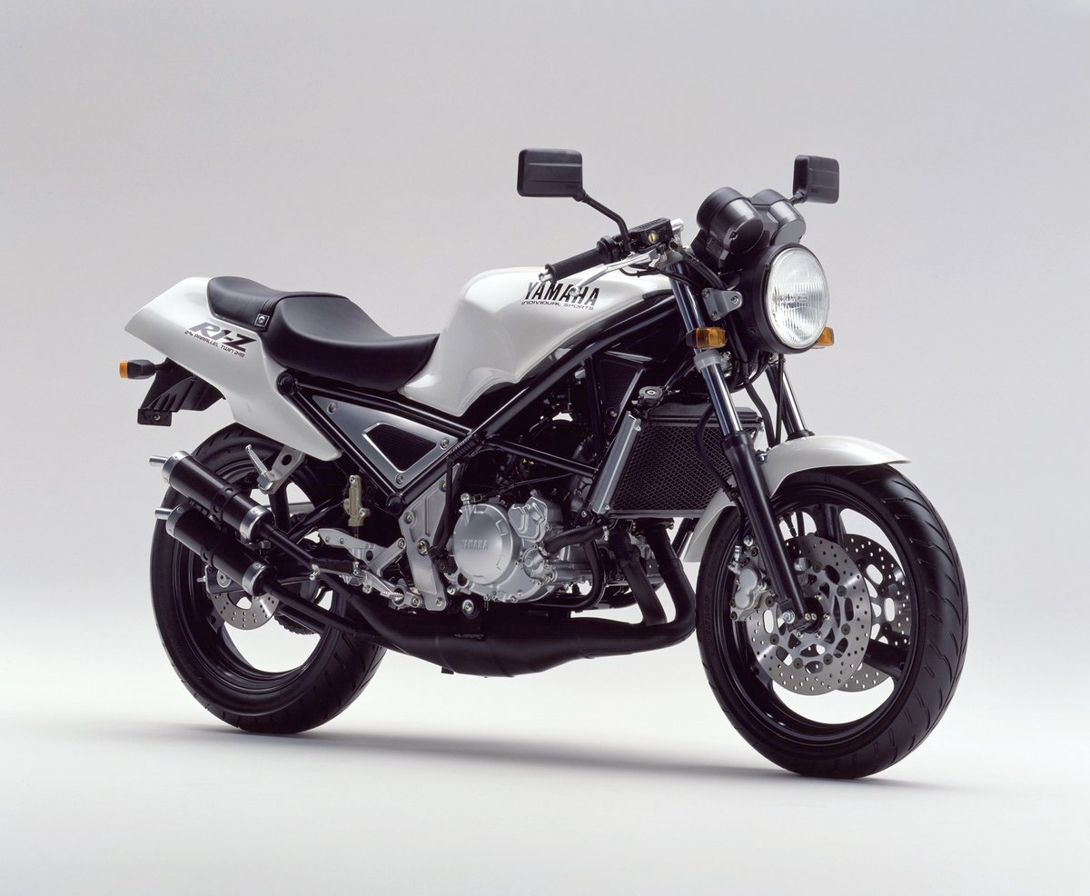 yamaha_bike's tweet photo. 🎂本日、6月5日は
「R1-Z（アールワン・ズィー）」のお誕生日（1990年）🎈

2ストローク特有の胸のすく加速感、軽快なハンドリング、心地よいサウンド、所有感など…人の五感に訴えるモーターサイクル本来の愉快なフィーリングを最大限具現化する方向で開発

“市街地からワインディングまで”広汎なフィールドで走りの楽しさを提唱することをコンセプトとしていました

💡コミュニケーションプラザが館蔵している
コレクション情報👇
https://t.co/3WargOHzkk