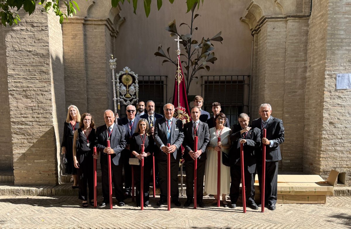 HdadAnunciacion's tweet photo. ⚪️ Representación de nuestra Hermandad, en la mañana de ayer, en la procesión del Corpus Christi de Sevilla.

#AnunciacionJuanXXIII https://t.co/ycWW74DGlo
