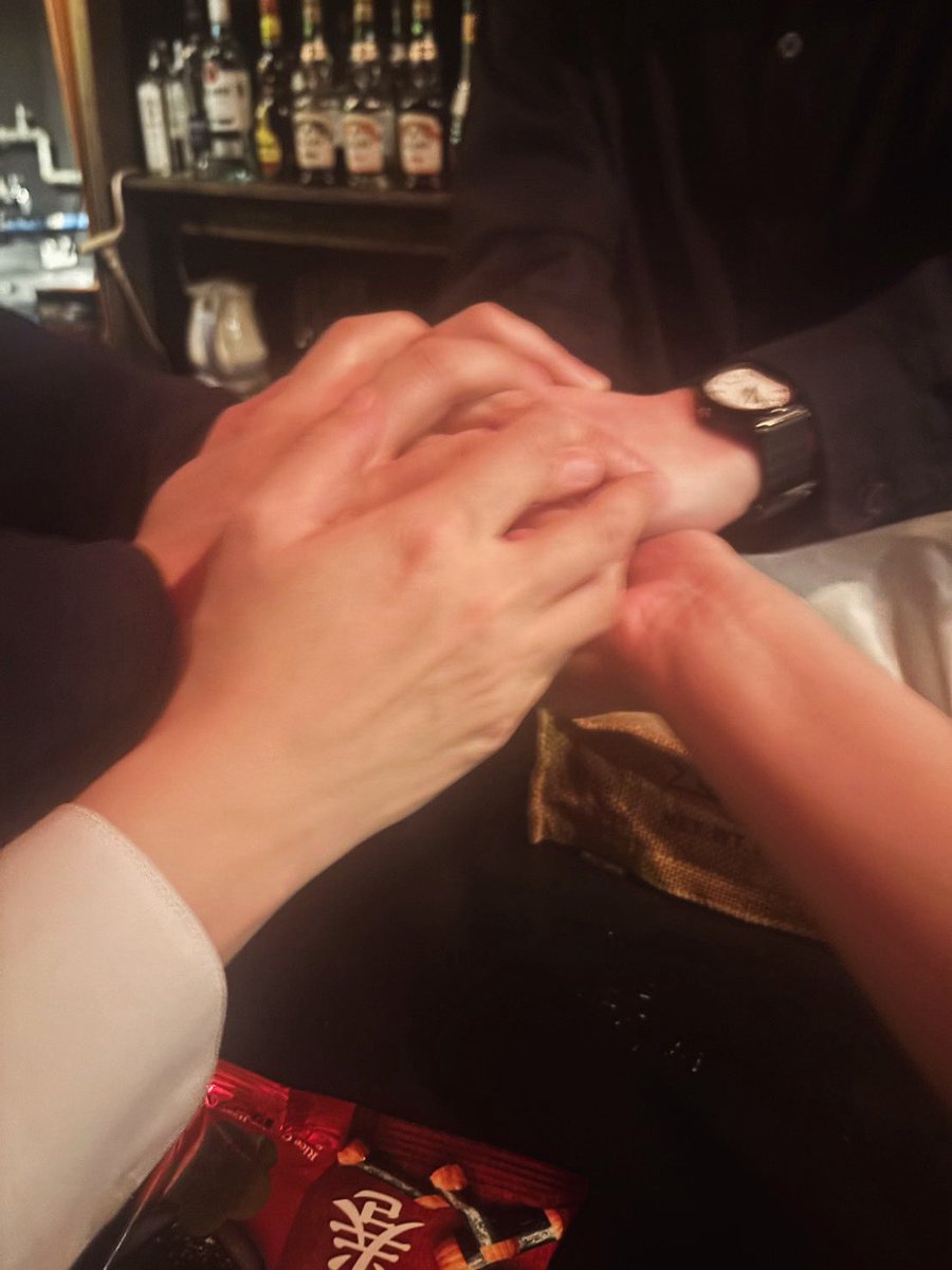 JunkJack__'s tweet photo. あまりにも冷え性の僕の手を暖めてくれる青春の1ページがこちらです。

あぁぁ……世界って…あったけぇなぁ……！！？！？！？

人の温もりとお酒で生きてる華金スタートや！！

#札幌Twitter会 https://t.co/Yq6urooe4J