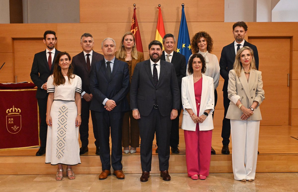 LopezMirasF's tweet photo. Nuestro compromiso con la #RegióndeMurcia es claro: trabajar por y para los ciudadanos con dedicación, rigor y vocación de servicio público.

Redoblaremos esfuerzos con gestión y gestión.

Hoy toman posesión los secretarios generales, fundamentales en esta nueva etapa. https://t.co/Crw6AeU2UZ