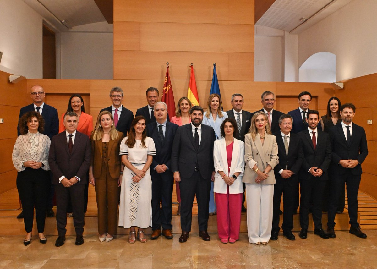 LopezMirasF's tweet photo. Nuestro compromiso con la #RegióndeMurcia es claro: trabajar por y para los ciudadanos con dedicación, rigor y vocación de servicio público.

Redoblaremos esfuerzos con gestión y gestión.

Hoy toman posesión los secretarios generales, fundamentales en esta nueva etapa. https://t.co/Crw6AeU2UZ