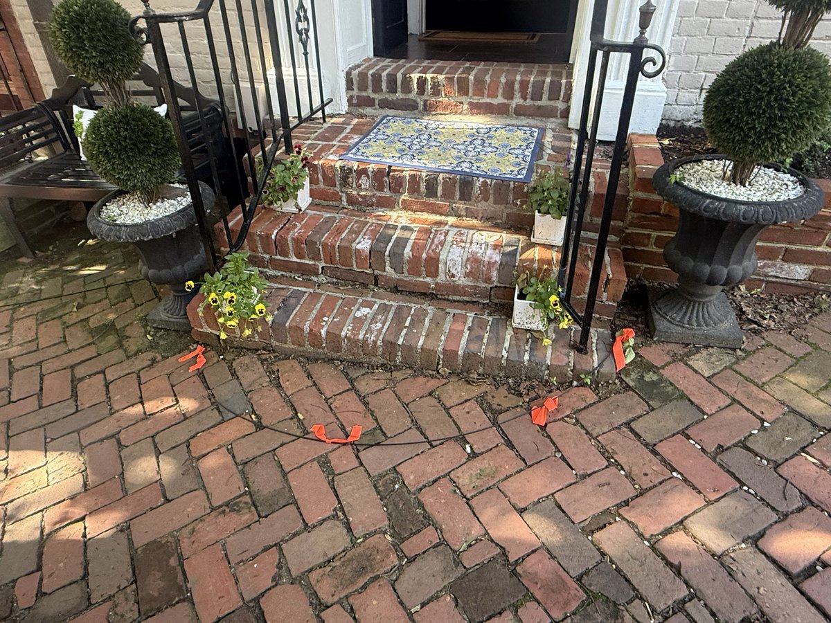 JosephineEverly's tweet photo. @Verizon @AlexandriaVAGov Please resolve the permit and bury this drop
line to my neighbors home - it’s been a month. https://t.co/195GWlCso8