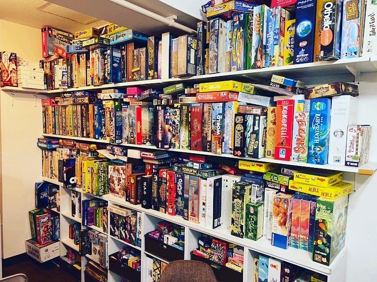 GamecafeLevel's tweet photo. 2次会で、もう少し話したいけど大きな声で盛り上がるほどではない時、ボードゲームはちょうどいい選択肢になります。

手番がある。
選択肢がある。
結果に反応できる。
自然に会話が続く。

会話だけで頑張らなくても、同じゲームを囲むと時間が作りやすいです。

本日は15:00-24:00営業です。 https://t.co/YDDXLAqzI1