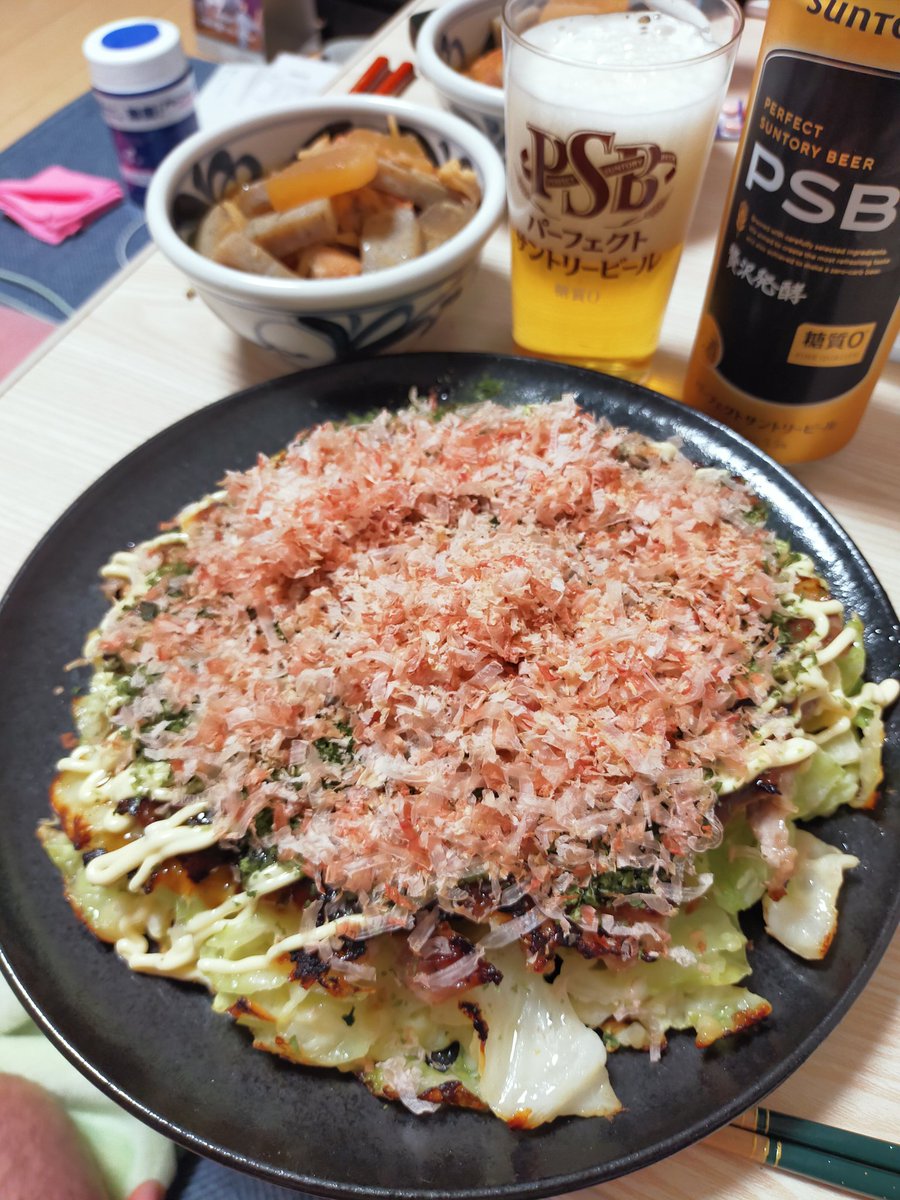 gobou0721's tweet photo. お好み焼きと鳥の煮込み！
お好み焼きは生地少なめにしたら重くなく上手にでけた！！
 #おうちごはん https://t.co/661DwHAxtb