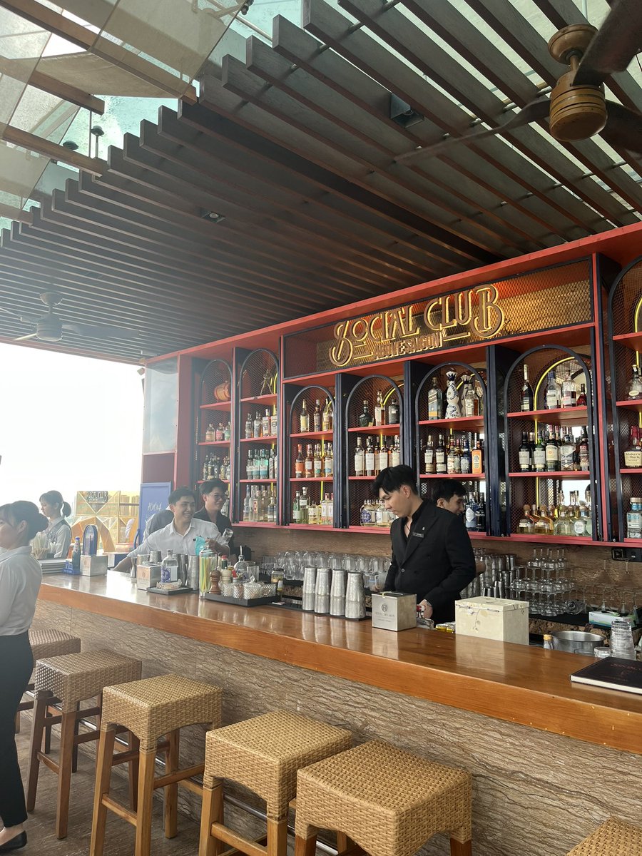 mutta0605's tweet photo. ミラノ行ってから、アペロール飲むようになってる
帰国前のルーフトップバー🍷 https://t.co/TZU7q8KjJQ