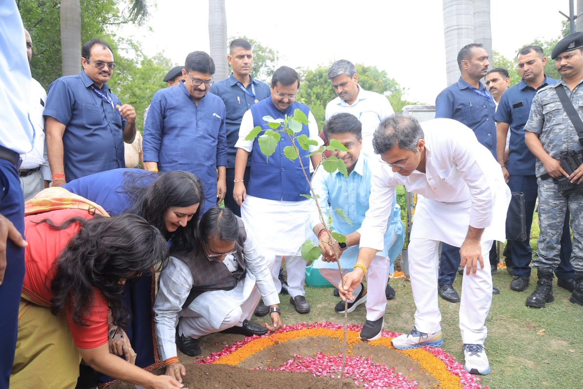 dineshpratapbjp's tweet photo. विश्व पर्यावरण दिवस के अवसर पर भाजपा राष्ट्रीय अध्यक्ष श्री @NitinNabin जी, प्रदेश अध्यक्ष श्री @hdmalhotra जी एवं अन्य वरिष्ठ नेताओं के साथ आदरणीय प्रधानमंत्री श्री @narendramodi जी के आह्वान पर #EkPedMaaKeNaam अभियान के अंतर्गत पौधारोपण कर पर्यावरण संरक्षण का संकल्प लिया। https://t.co/xn4hGjdlmy
