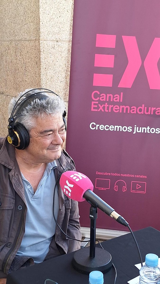 cextremadura's tweet photo. 🔴 'El sol sale por el oeste' continúa en Jato 2026.

✏️ Hablamos ahora con Agustín Aretio, jefe de área de Innovación de la Diputación de Cáceres y con José Pedro Rodríguez, alcalde de Riolobos.

✔️Canal Extremadura Radio emite hoy desde la Plaza Mayor de Cáceres

 🟥 DIRECTO | #EXPlay y radio 
https://t.co/xmKzZAwjNp

#jato2026 #diputacióndecáceres #cáceres