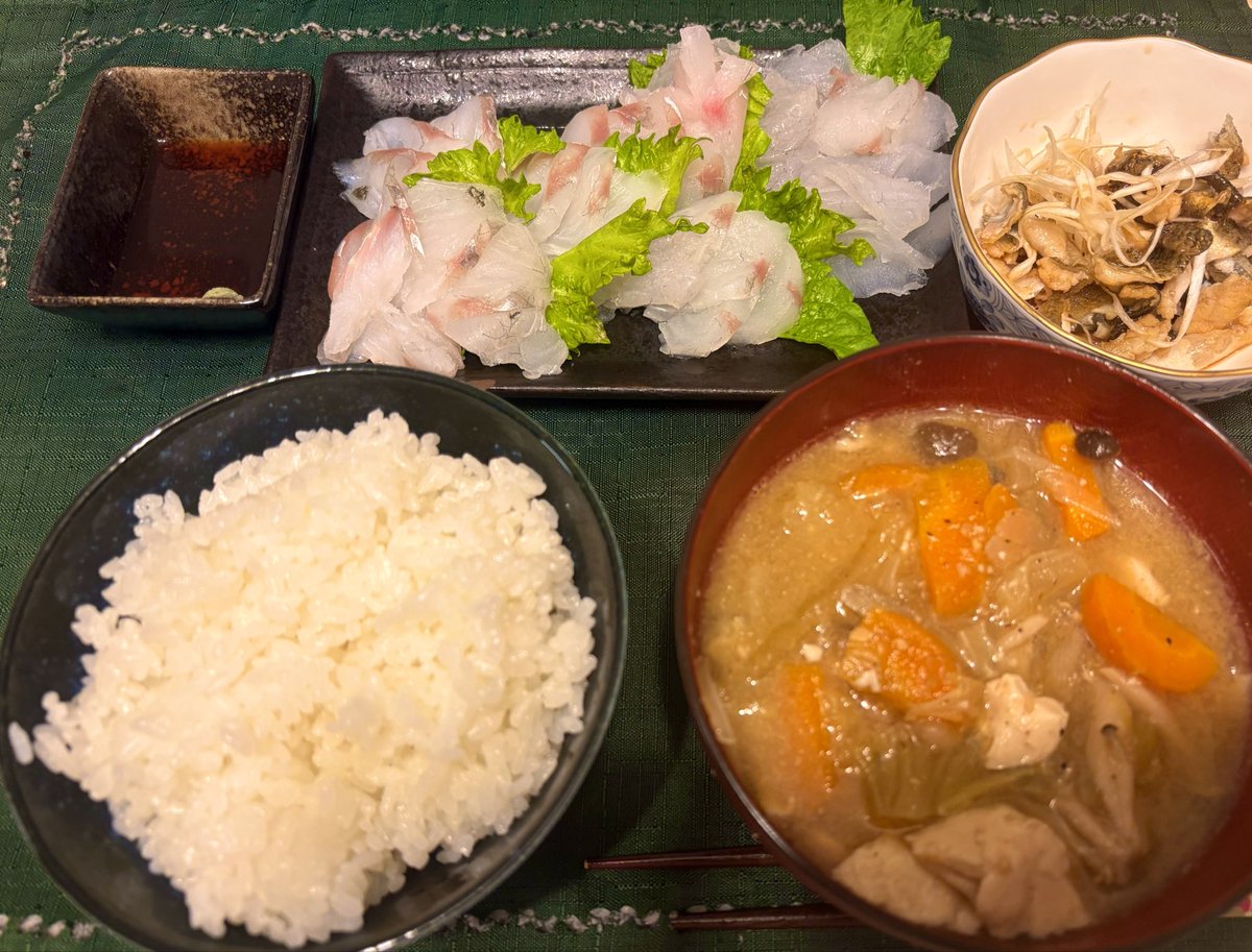 issituri's tweet photo. 刺身豚汁定食
シンプルながらこういうのが1番ええわ・・・🤤 https://t.co/jfwwIfIw5g