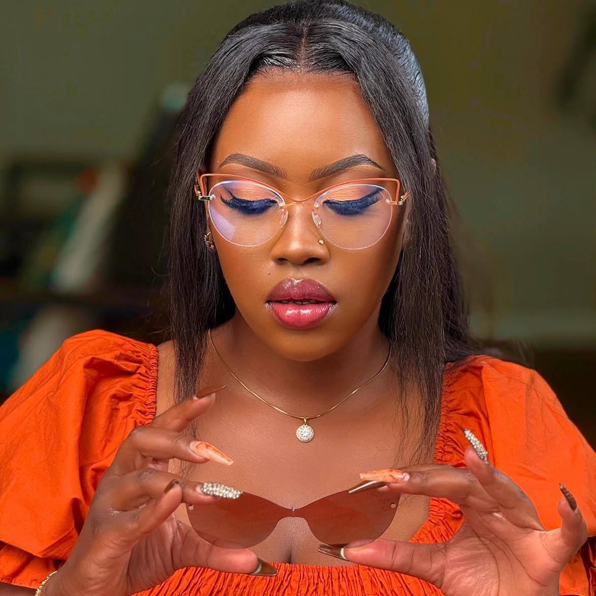 ReenSecrets's tweet photo. Get yourself a pair of clip-ons with antiblue lens for protection against computer light and polarized clipon for the sun outdoors. 

Limited pieces available. 

https://t.co/X2NZvWyT6C

#MrimaImechokaRiggyG #StuttgartWordAbaze https://t.co/6YVumd7Ql9