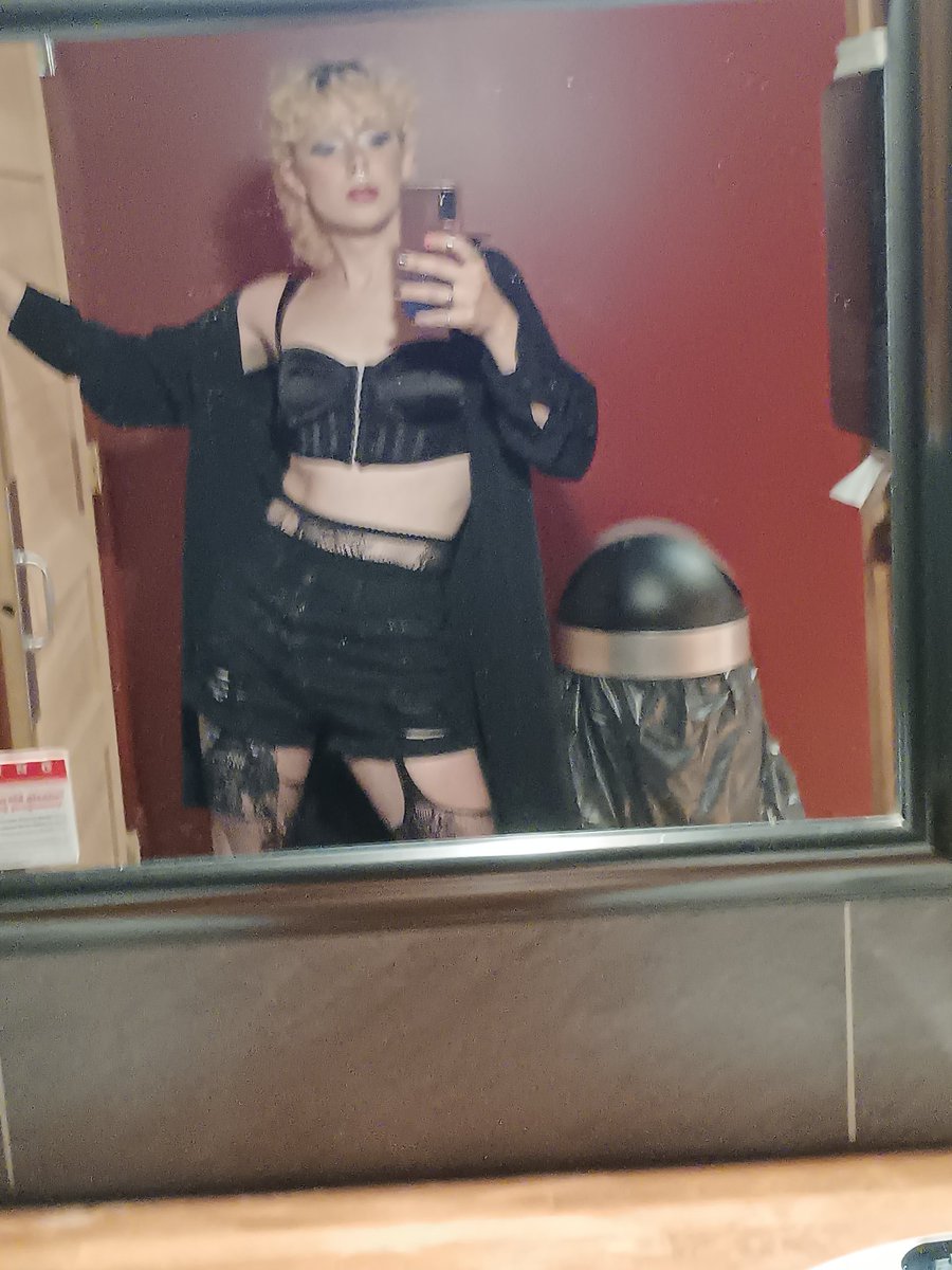 koanemoxx's tweet photo. what if i went back to blonde though https://t.co/vOYlNkQ51a