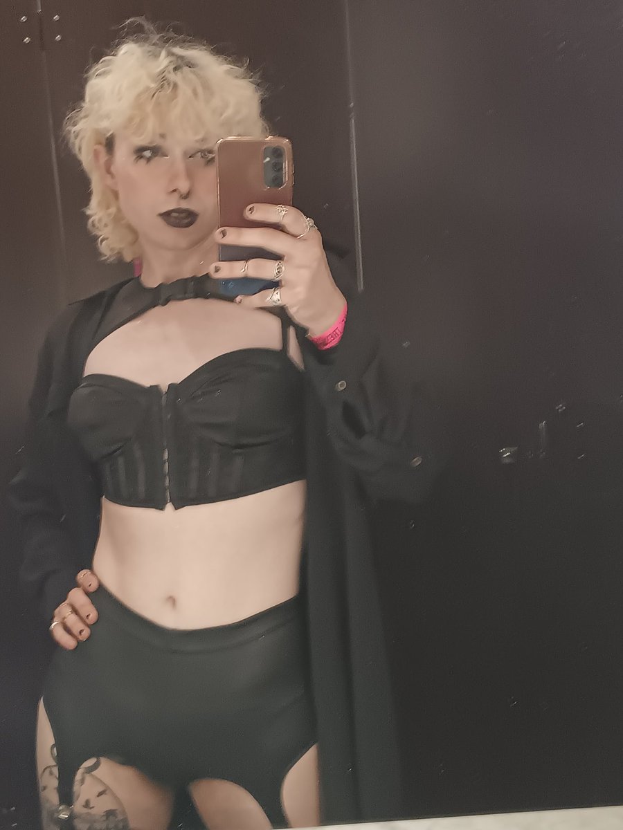 koanemoxx's tweet photo. what if i went back to blonde though https://t.co/vOYlNkQ51a