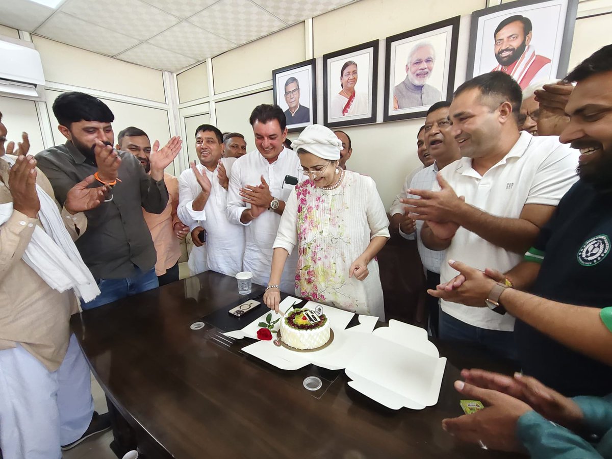officekiran's tweet photo. आज मेरे जन्मदिवस के अवसर पर प्रदेश के विभिन्न क्षेत्रों से आए सभी सम्मानित कार्यकर्ताओं, शुभचिंतकों एवं समर्थकों ने स्नेह, आशीर्वाद और शुभकामनाएँ देकर इस दिन को विशेष बना दिया। आप सभी के साथ केक काटकर जन्मदिन मनाने का अवसर मिला, जो मेरे लिए अत्यंत भावुक एवं स्मरणीय क्षण रहा।
आप सभी के प्रेम, विश्वास और निरंतर सहयोग के लिए मैं हृदय से धन्यवाद एवं आभार व्यक्त करता हूँ। आपका स्नेह और आशीर्वाद सदैव इसी प्रकार बना रहे, यही मेरी कामना है।
संयोगवश आज विश्व पर्यावरण दिवस भी है। इस अवसर पर माननीय प्रधानमंत्री श्री नरेंद्र मोदी जी के आह्वान "एक पेड़ माँ के नाम" अभियान से प्रेरित होकर वृक्ष भेंट कर पर्यावरण संरक्षण का संदेश देने का प्रयास किया। हम सभी का यह दायित्व है कि प्रकृति और पर्यावरण की रक्षा के लिए अधिक से अधिक पौधे लगाएँ, उनका संरक्षण करें तथा आने वाली पीढ़ियों के लिए एक स्वच्छ, हरित और सुरक्षित वातावरण का निर्माण करें।
एक बार पुनः आप सभी के स्नेह, शुभकामनाओं एवं आशीर्वाद के लिए हृदय से धन्यवाद।

@narendramodi @BJP4India @NitinNabin @AmitShah @NayabSainiBJP @BJP4Haryana @mlkhattar @blsanthosh  @ArunSinghbjp @PMOIndia @TawdeVinod @saudansinghbjp @PhanindranathS3 @DrSatishPoonia @tarunchughbjp @HMOIndia