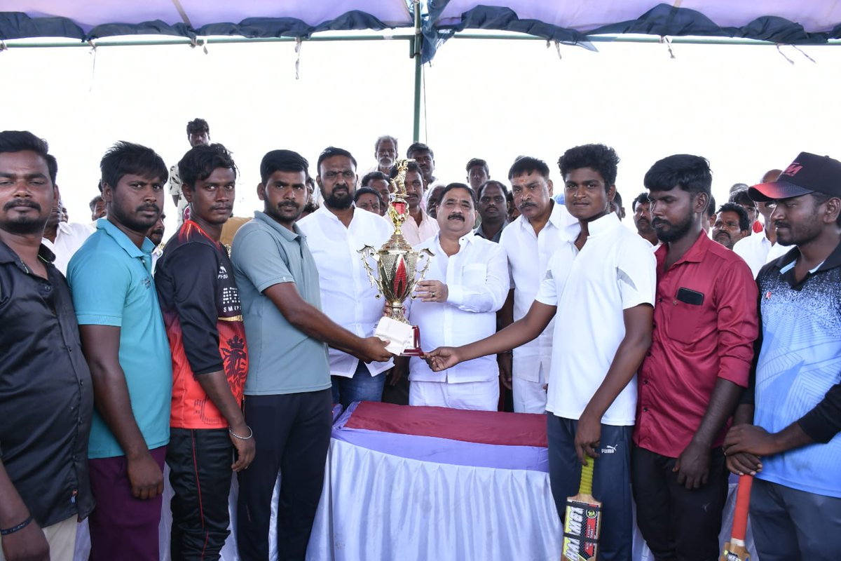 KalavaTDP's tweet photo. ఎన్టీఆర్ ట్రోఫీ KCL-3 ఫైనల్ మ్యాచ్‌లో భాగంగా కల్యం - సోమాలపురం జట్ల మధ్య జరిగిన ఉత్కంఠభరిత క్రికెట్ పోటీలను ఆసక్తిగా వీక్షించాను. క్రీడాస్ఫూర్తితో అద్భుత ప్రదర్శన కనబరిచి విజేతగా నిలిచిన సోమాలపురం జట్టుకు ఎన్టీఆర్ కప్‌తో పాటు రూ.20,000 నగదు బహుమతి, https://t.co/HyNbDdB59o