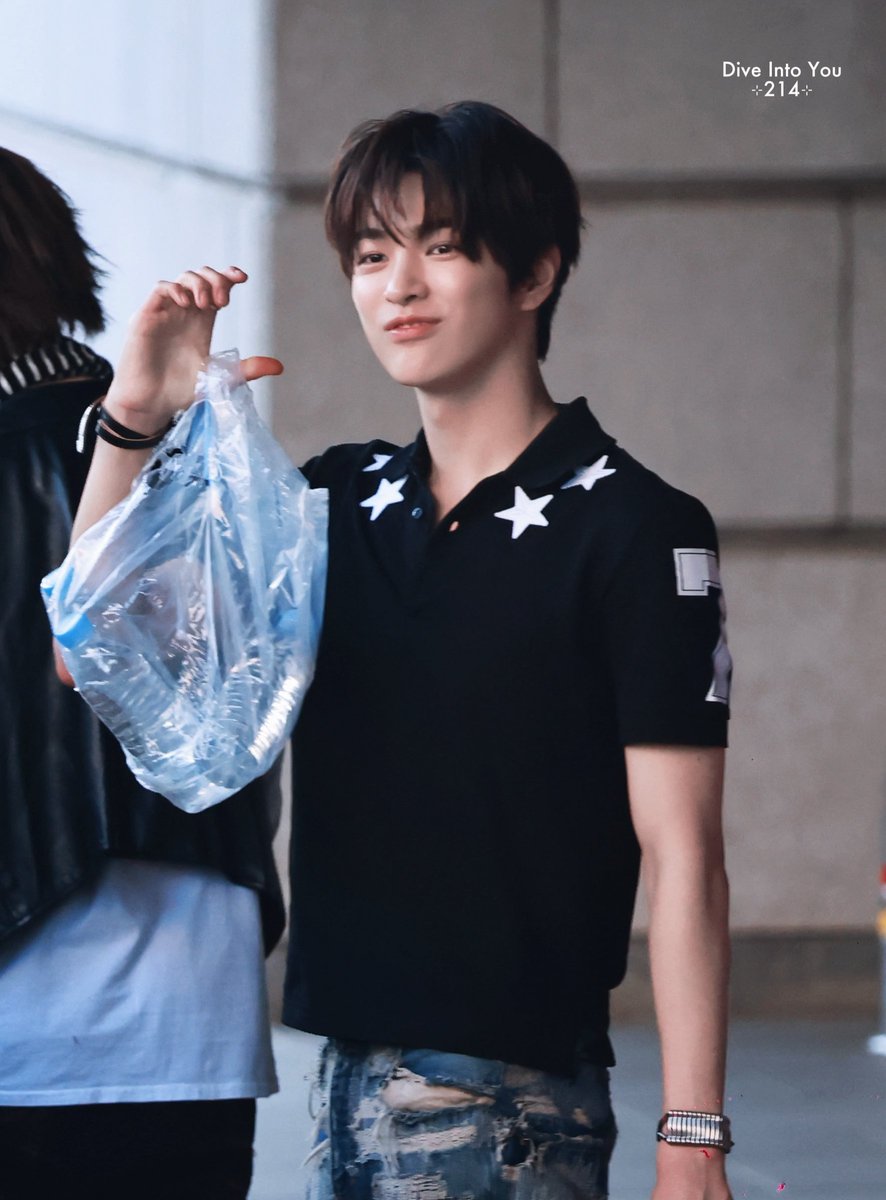 keonhoparker's tweet photo. kpd yth. Ahn Keonho 
dengan tweet ini saya ingin meminta anda untuk kira nya membuka kamera iphone 17pro itu lalu memotret diri sebanyak 20 kali dgn outfit ini, setelah itu tekan aplikasi weverse dan up hasil foto ganteng tersebut. terakhir dikumpul malam ini. terimakasih 🙏🏻 https://t.co/kgrlPNSXQi
