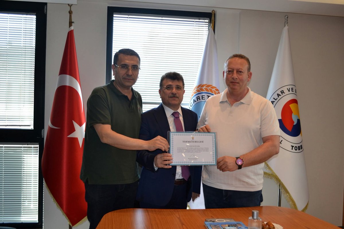 55AkPartiBafra's tweet photo. İlçe Başkanımız İbrahim Semiz ; Cumhurbaşkanımız ve Genel Başkanımız Sayın Recep Tayyip Erdoğan 'ın partimize verdiği destekten dolayı üyelerimize gönderdiği "Teşekkür Belgesi"ni; Bafra Ticaret ve Sanayi Odası Başkanımız Serdal Sefa Kocabaş'a takdim etti. https://t.co/Q8djwwfOtS