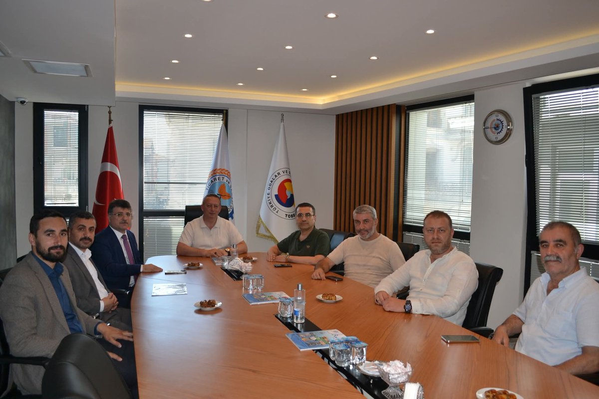 55AkPartiBafra's tweet photo. İlçe Başkanımız İbrahim Semiz ; Cumhurbaşkanımız ve Genel Başkanımız Sayın Recep Tayyip Erdoğan 'ın partimize verdiği destekten dolayı üyelerimize gönderdiği "Teşekkür Belgesi"ni; Bafra Ticaret ve Sanayi Odası Başkanımız Serdal Sefa Kocabaş'a takdim etti. https://t.co/Q8djwwfOtS