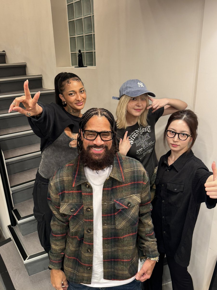 TemoNswer's tweet photo. Remember this photo? I think this is the song where haewon and lily make with @demjointz  in their song camp https://t.co/bcZO2bwq37